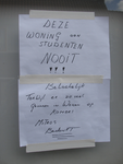 905424 Afbeelding van protestpamfletten op het raam van de leegstaande hoekwoning Sparstraat 2 te Utrecht.N.B. Het ...